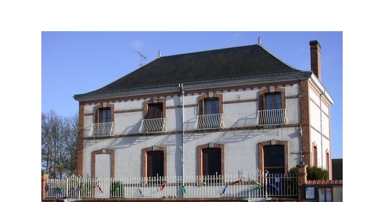 Un peu plus loin, se trouve la mairie. C'est un bâtiment imposant, au style du Gâtinais, et qui servait autrefois d'école