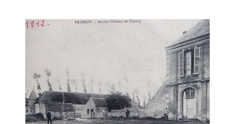 En vous dirigeant vers le bourg, juste après le pont sur l'Huillard, vous observerez sur la droite l'ancien château de Chancy